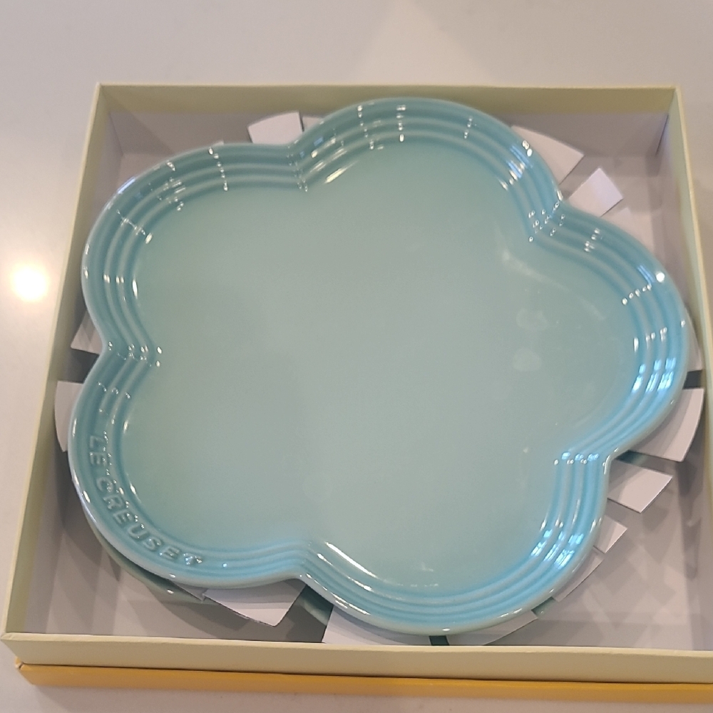 Le Creuset Cool Mint Flower Plate Set Of 2 NIB